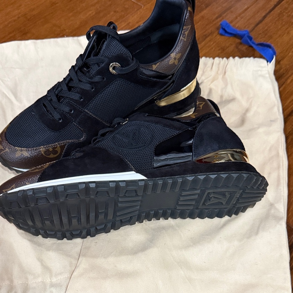Louis Vuitton sneaks. - Picture 8 of 8